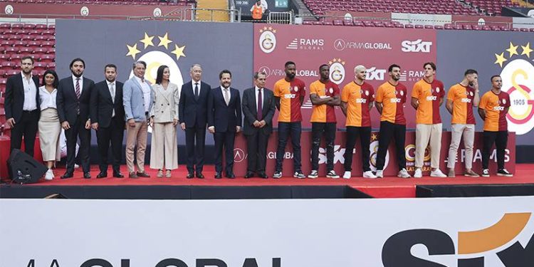 Galatasaray, yeni transferleri için taraftarı önünde imza töreni düzenledi