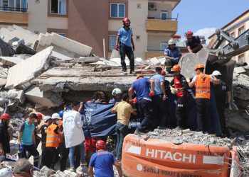 Gaziantep’te hasarlı bina çöktü; kepçe operatörü hayatını kaybetti