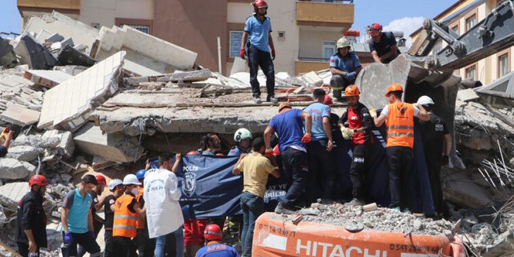 Gaziantep’te hasarlı bina çöktü; kepçe operatörü hayatını kaybetti