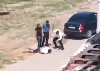 Görüntüler Germencik’ten; üç polis, ellerini bağladıkları vatandaşa copla işkence yapıyor