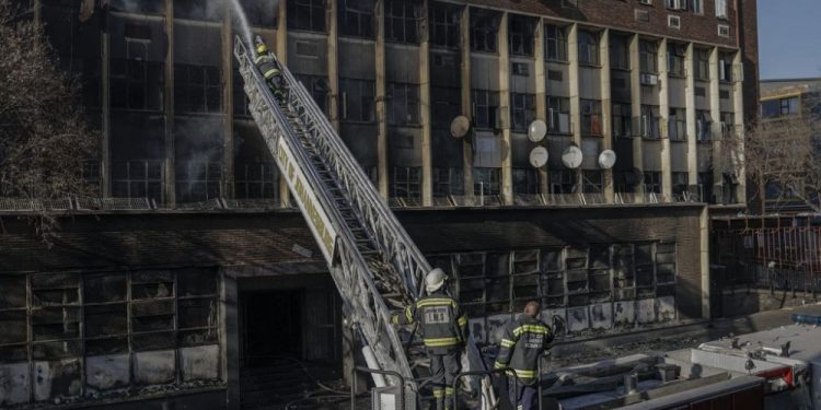 Güney Afrika'da çok katlı binada yangın: Ölü sayısı 70'i geçti