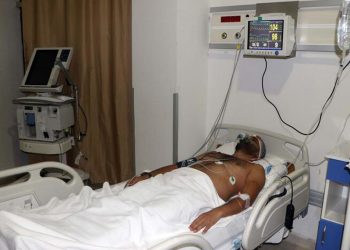 Hasta yakınlarının demir sopayla darp ettiği doktor ağır yaralandı