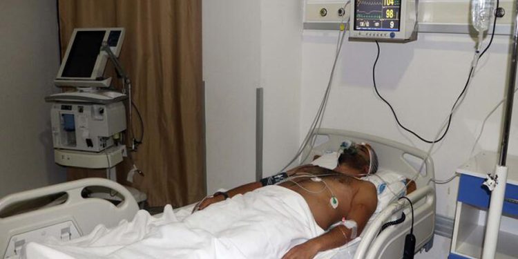 Hasta yakınlarının demir sopayla darp ettiği doktor ağır yaralandı