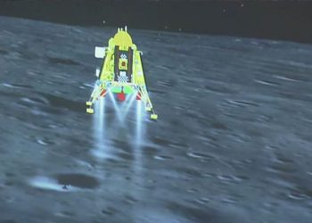 Hindistan'dan tarihi uzay adımı: Chandrayaan-3, Ay'ın güney kutbuna indi