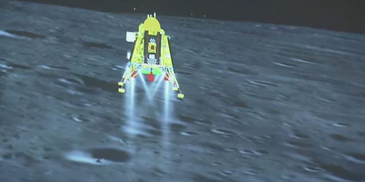 Hindistan'dan tarihi uzay adımı: Chandrayaan-3, Ay'ın güney kutbuna indi