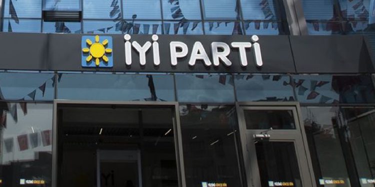 İYİ Parti'de istifa dilekçeleri verildi, genel merkez yönetimi düşürdü!