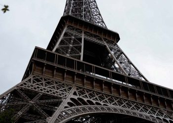 İçkinin etkisiyle sızdılar: Fransa'da iki ABD'li geceyi Eyfel Kulesi'nde geçirdiği için gözaltına alındı