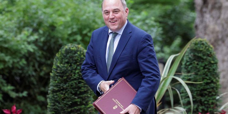 İngiltere Savunma Bakanı Wallace istifa etti