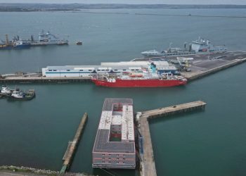 İngiltere'de tartışmalı  sığınmacı gemisi tahliye edildi: Su kaynağında lejyonella bakterisi bulundu