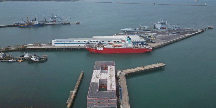 İngiltere'de tartışmalı sığınmacı gemisi tahliye edildi: Su kaynağında lejyonella bakterisi bulundu