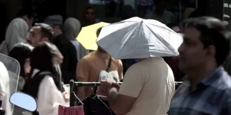 İran'da sıcaklık 50 dereceyi aştı, güneş çarpmaları görüldü