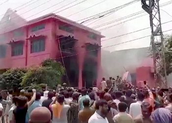 İslam'a hakaret iddiası: Pakistan'da Hristiyanlara ait onlarca ev ve kilise ateşe verildi