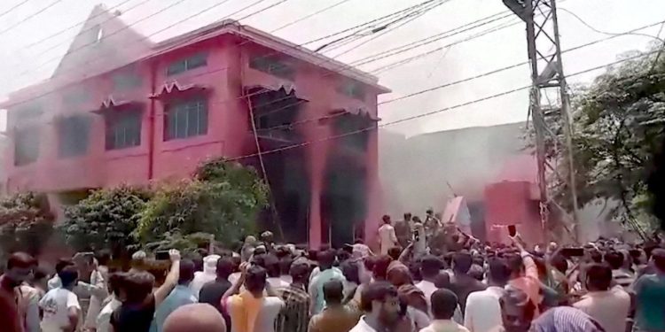 İslam'a hakaret iddiası: Pakistan'da Hristiyanlara ait onlarca ev ve kilise ateşe verildi