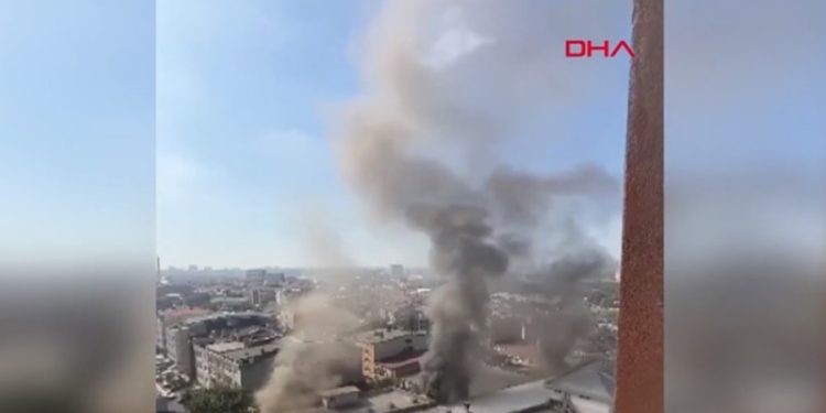 İstanbul’da iş merkezinde yangın paniği: Mahsur kalan 9 kişi kurtarıldı