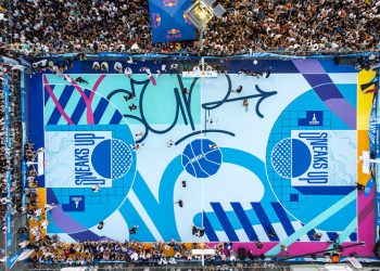 İzmir’de basketbol tutkunları smaç gösterisinde buluştu