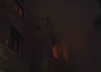 Kadıköy'de yangın: Üçüncü kattan atlayan kadın hayatını kaybetti