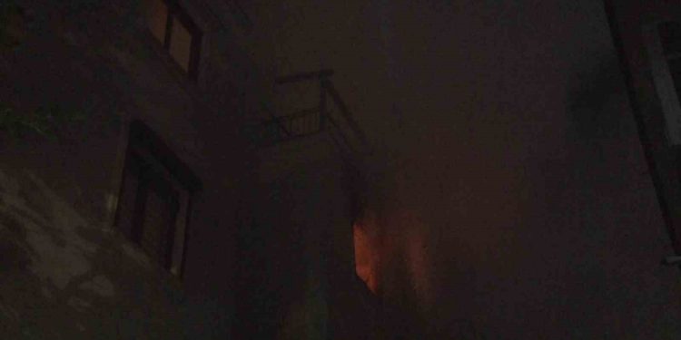 Kadıköy'de yangın: Üçüncü kattan atlayan kadın hayatını kaybetti