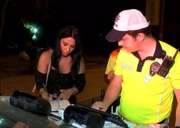 Kadıköy’deki trafik denetimlerine yakalanan ehliyetsiz sürücü: Şimdi ararım, buraya yığarım ve sıkıntı çıkacak
