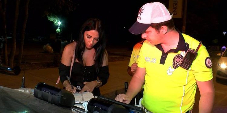 Kadıköy’deki trafik denetimlerine yakalanan ehliyetsiz sürücü: Şimdi ararım, buraya yığarım ve sıkıntı çıkacak