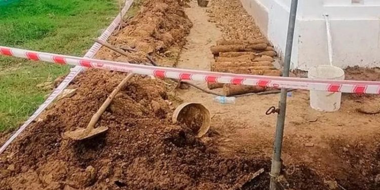 Kamboçya’da bir okul bahçesinde patlamamış binlerce askeri mühimmat bulundu