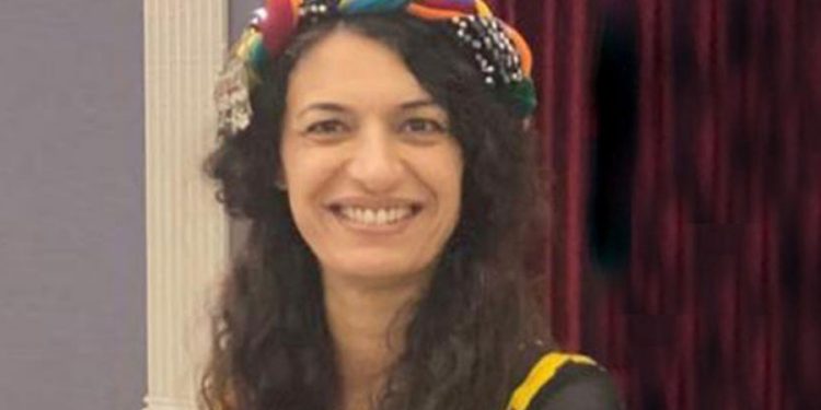 Kanser tedavisi gören Kürt sanatçı Emel Çiftçi tutuklandı