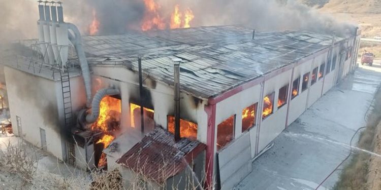 Kastamonu'da fabrika yangını