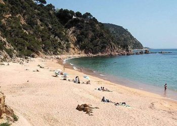 Katalan nüdistler mayolu turistlere karşı: 'Tekstil istilası'