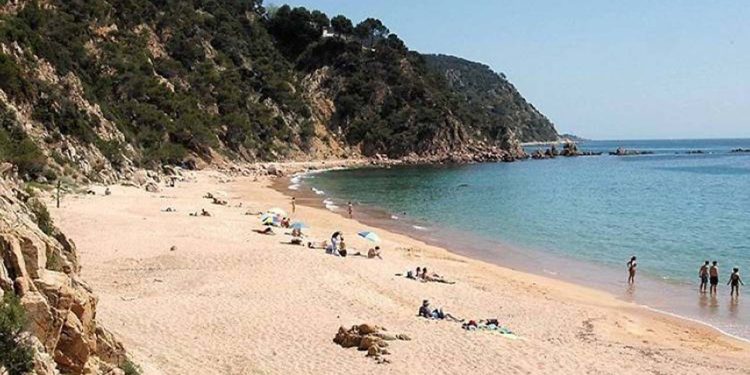 Katalan nüdistler mayolu turistlere karşı: 'Tekstil istilası'