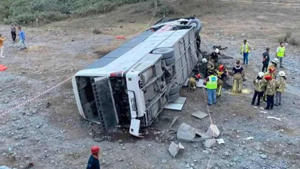 Kemerburgaz'da otobüs, 6 metre yüksekten düştü: 29 yaralı