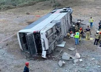 Kemerburgaz'da otobüs, 6 metre yüksekten düştü: 29 yaralı