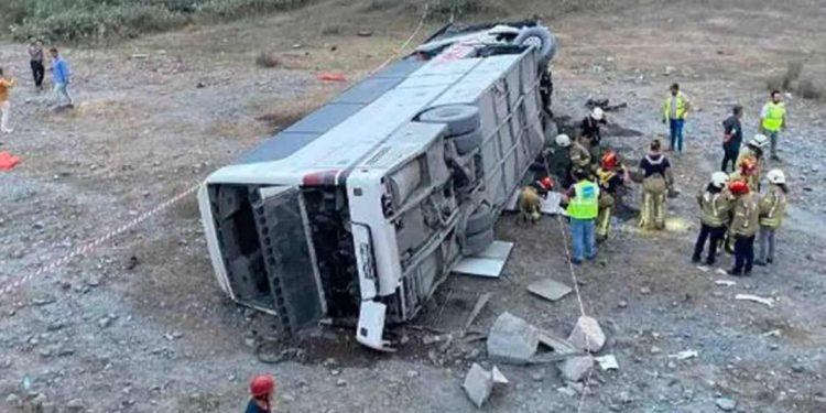 Kemerburgaz'da otobüs, 6 metre yüksekten düştü: 29 yaralı