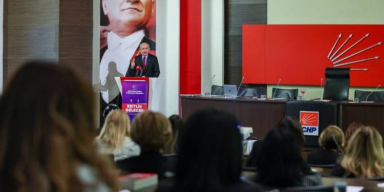 Kılıçdaroğlu, CHP Kadın Kolları il başkanlarıyla bir araya geldi