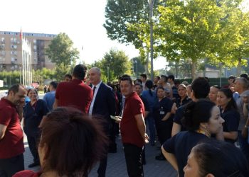 Koç Üniversitesi Hastanesi işçileri eylemde: 'Asgari ücret veriyorlar, ‘VIP hizmet’ bekliyorlar'