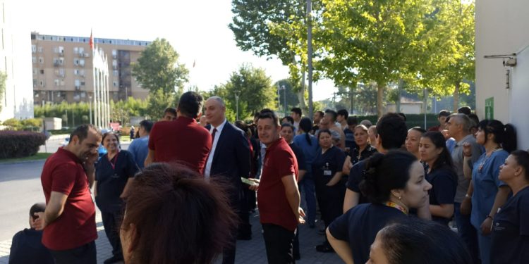 Koç Üniversitesi Hastanesi işçileri eylemde: 'Asgari ücret veriyorlar, ‘VIP hizmet’ bekliyorlar'