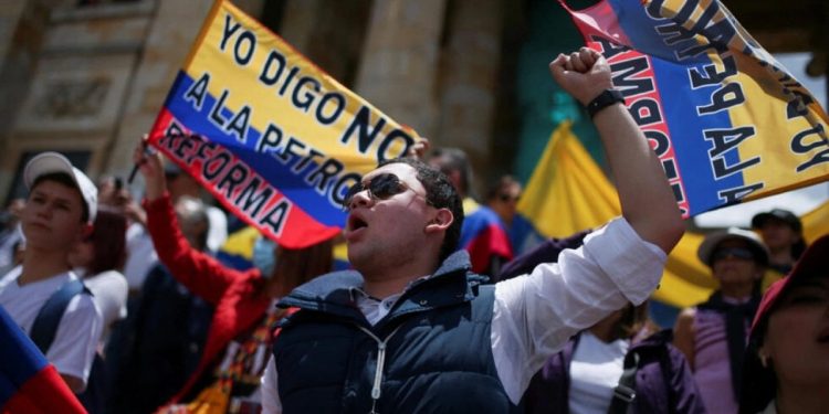 Kolombiya'da akaryakıta yüzde 50 zam protestosu