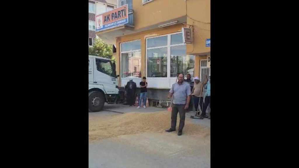 Konya’da TMO'yu protesto eden çiftçi buğdayını AKP binası önüne döktü