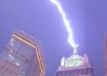 mekkede kraliyet saat kulesine yildirim dustu