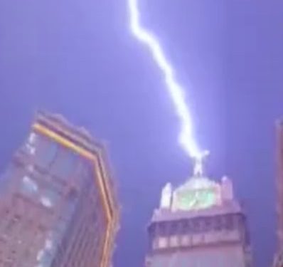 mekkede kraliyet saat kulesine yildirim dustu