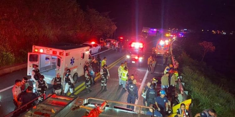 Meksika'da otobüs şarampole yuvarlandı: 15 kişi öldü