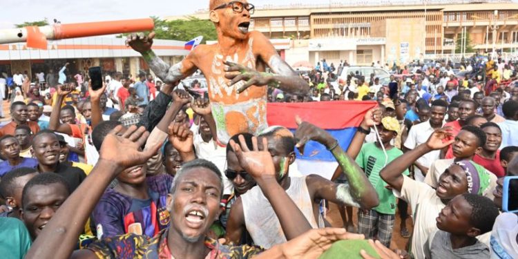 Nijer darbesi dünyanın geri kalanı için neden önemli?