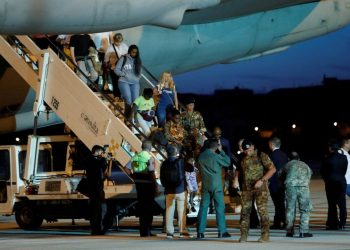 Nijer'de cunta bazı komşu ülkelerle sınırını yeniden açtı, Fransa ve İtalya ilk tahliyeleri yaptı