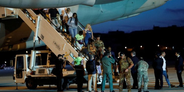 Nijer'de cunta bazı komşu ülkelerle sınırını yeniden açtı, Fransa ve İtalya ilk tahliyeleri yaptı