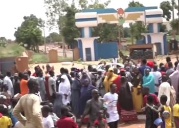 Nijer'de darbe: Fransa Büyükelçisi'ne verilen süre doldu, askeri üs çevresinde Rus bayrakları