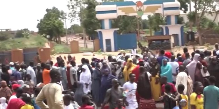 Nijer'de darbe: Fransa Büyükelçisi'ne verilen süre doldu, askeri üs çevresinde Rus bayrakları