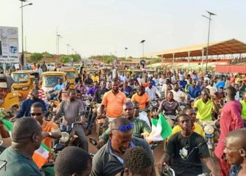 Nijerya askeri darbe sonrası Nijer'in elektriğini kesti