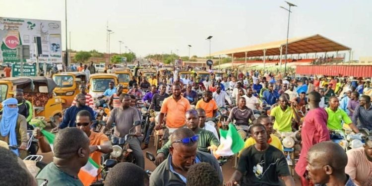 Nijerya askeri darbe sonrası Nijer'in elektriğini kesti