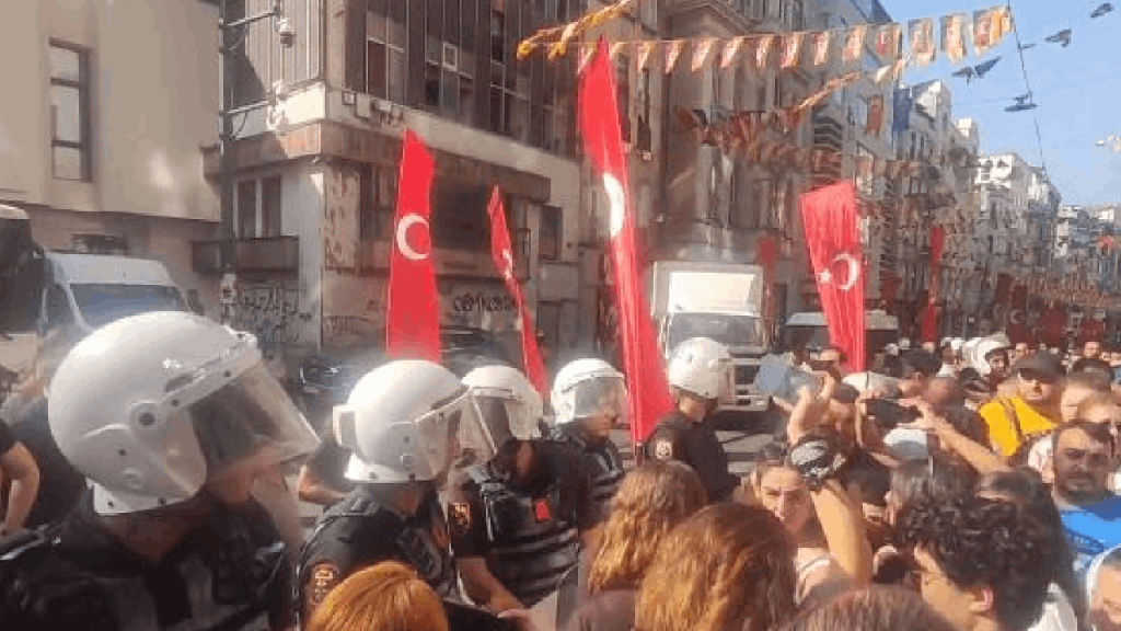 Özel okul öğretmenlerinin eylemine polis saldırdı: Ters kelepçeyle gözaltı!