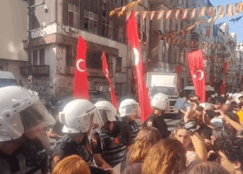 Özel okul öğretmenlerinin eylemine polis saldırdı: Ters kelepçeyle gözaltı!
