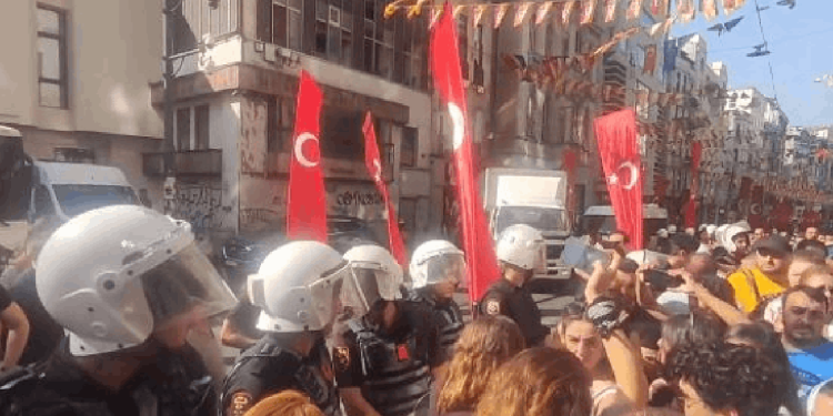 Özel okul öğretmenlerinin eylemine polis saldırdı: Ters kelepçeyle gözaltı!