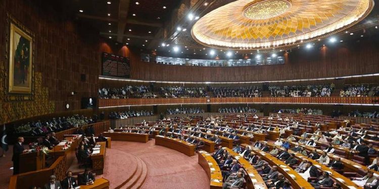 Pakistan Ulusal Meclisi bu yıl yapılması planlanan genel seçimler öncesi feshedildi
